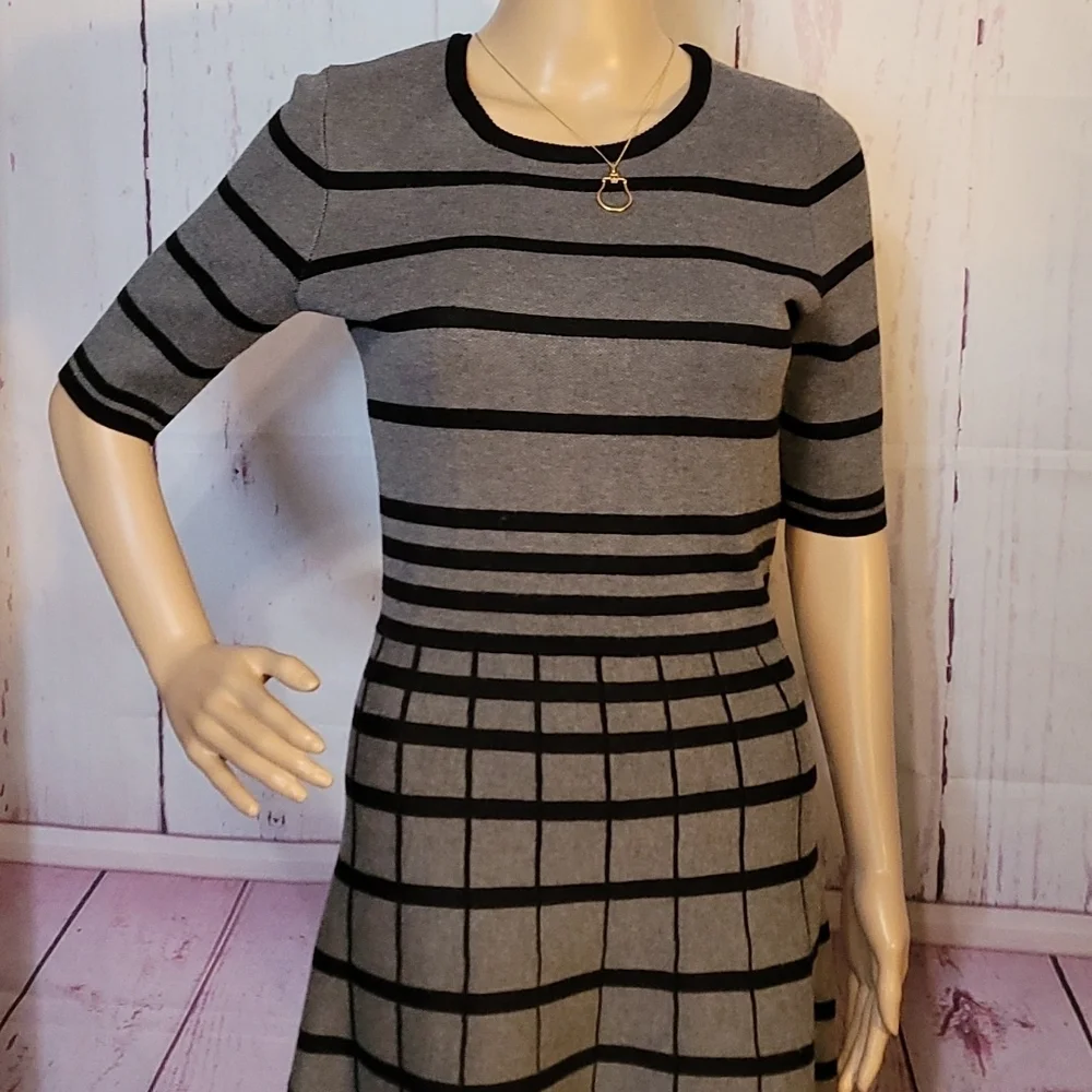 Gabby Skye Gray w/Black knit fit & flare Dress